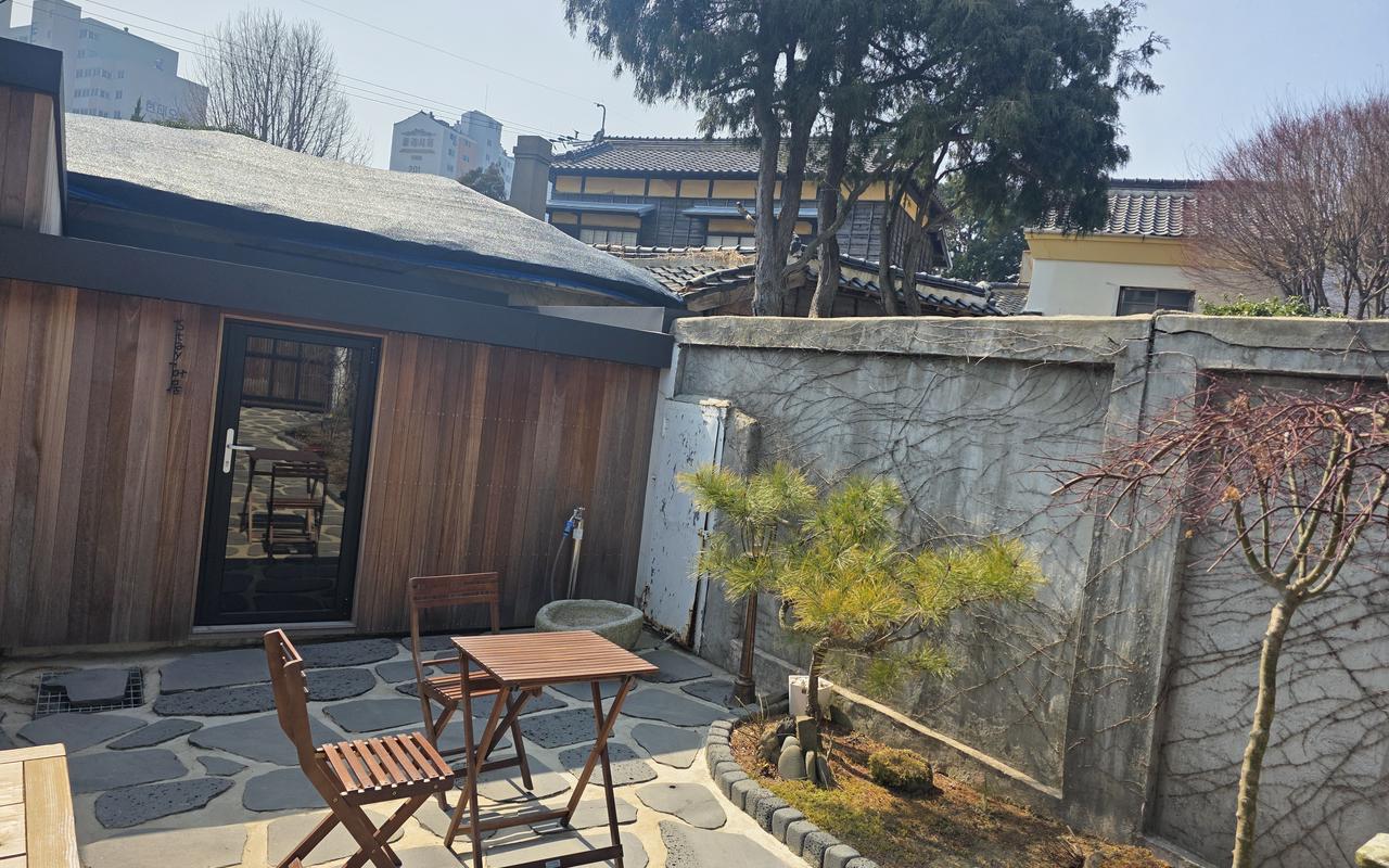 목재 건물과 돌길, 정원이 보이는 건물 외부